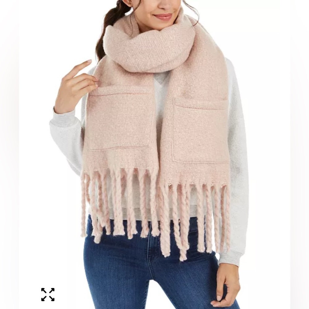 NWT Steve Madden fluffy white scarf pockets tassels